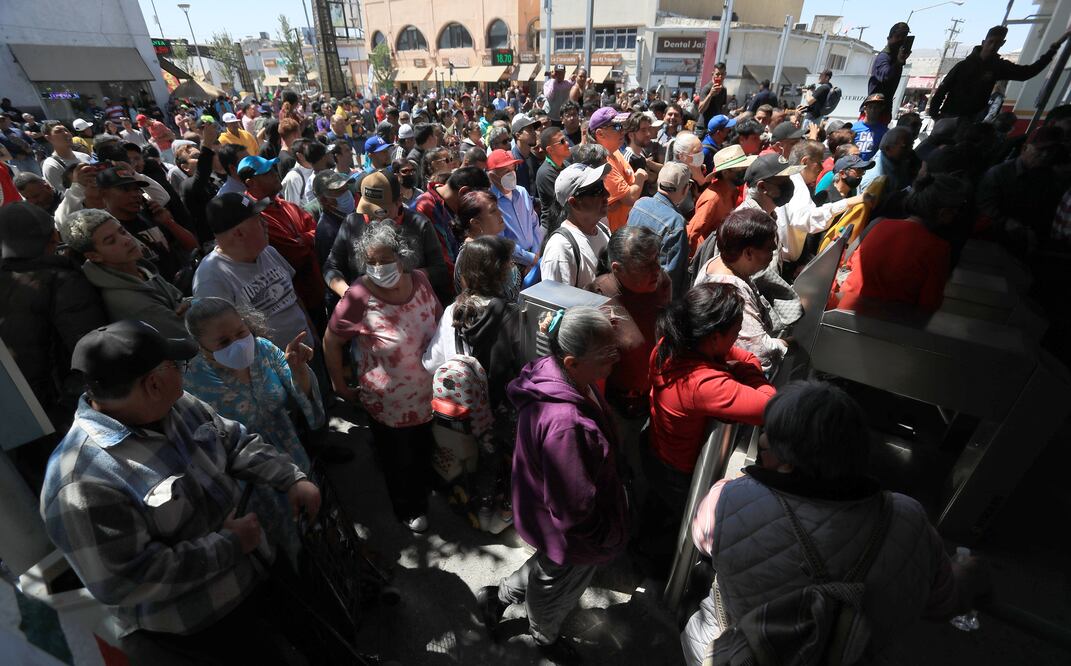 Cientos de migrantes arribaron  al Puente Internacional Paso del Norte, en Ciudad Juárez, luego de que se corrió el rumor de que podrían ingresar a la ciudad de El Paso Texas. EFE/Luis Torres
