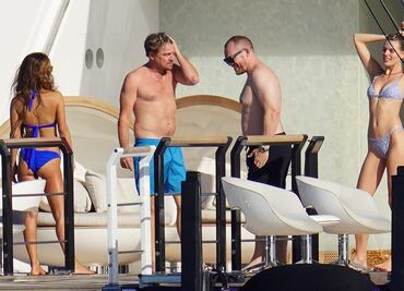 Captan a Leonardo DiCaprio, de 48 años, con supermodelos en St. Barts
