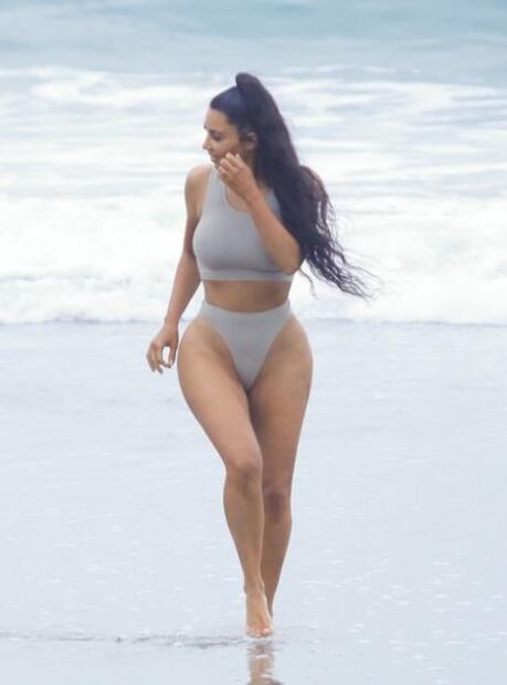 Kim Kardashian practica yoga en mini bikini y leggings