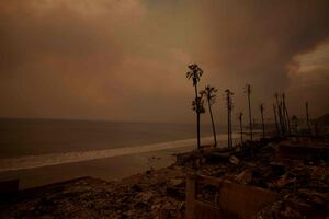 ¿Qué son los vientos de Santa Ana que avivan los incendios forestales en California?