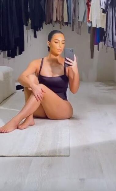 Kim Kardashian posa en lencería y lo presume con 'selfies' en IG