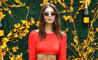 Emily Ratajkowski muestra su ropa interior con revelador vestido traslúcido