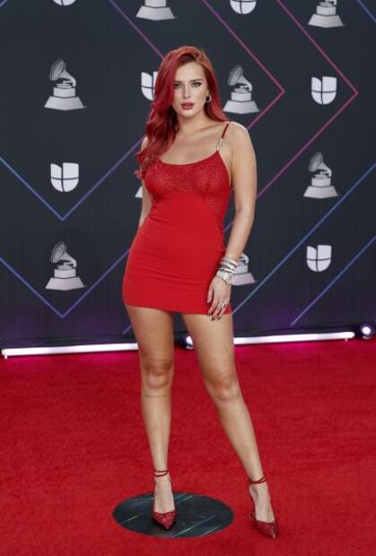 Bella Thorne arrasa con minivestido rojo en los Latin Grammy