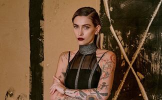 Paris Jackson se luce elegante y atrevida en vestido transparente durante sesión 