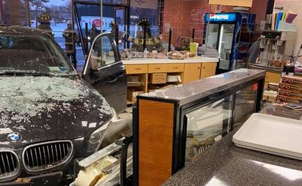 Video. Mujer se equivoca de pedal y choca contra panadería en NY