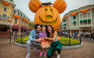Kai, Aislinn Derbez y Mauricio Ochmann celebran juntos Halloween en Disneyland 