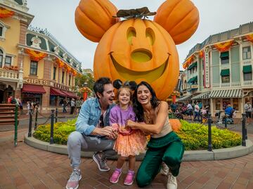 Kai, Aislinn Derbez y Mauricio Ochmann celebran juntos Halloween en Disneyland