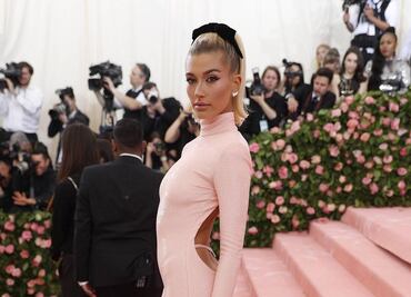Hailey Bieber deja ver su lencería con vestido traslúcido en Instagram