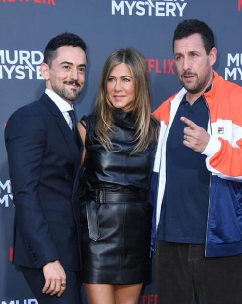 Jennifer Aniston deslumbra con minivestido en el estreno de 'Murder Mystery'