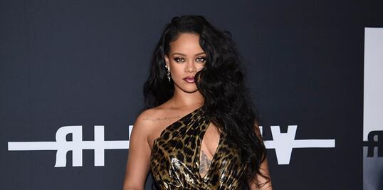 Rihanna enciende Instagram al modelar con bikini negro