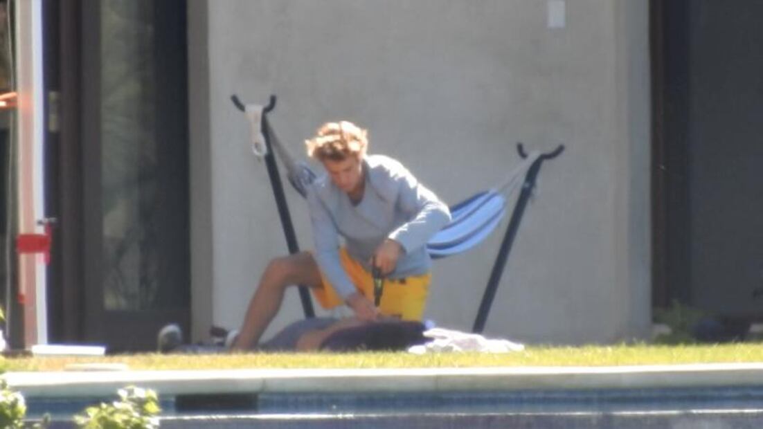 Captan a Justin Bieber masajeando a un amigo