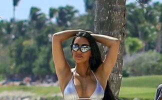 Kim Kardashian presume sus curvas con bikini metálico en la playa