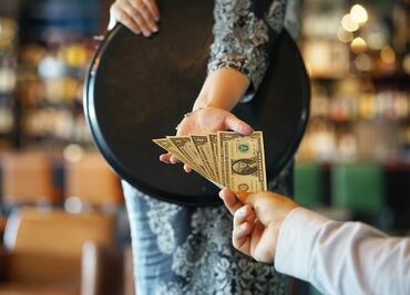 ¿Cuánto se gana al trabajar en un restaurante de Estados Unidos? Salarios de cocineros, meseros y más