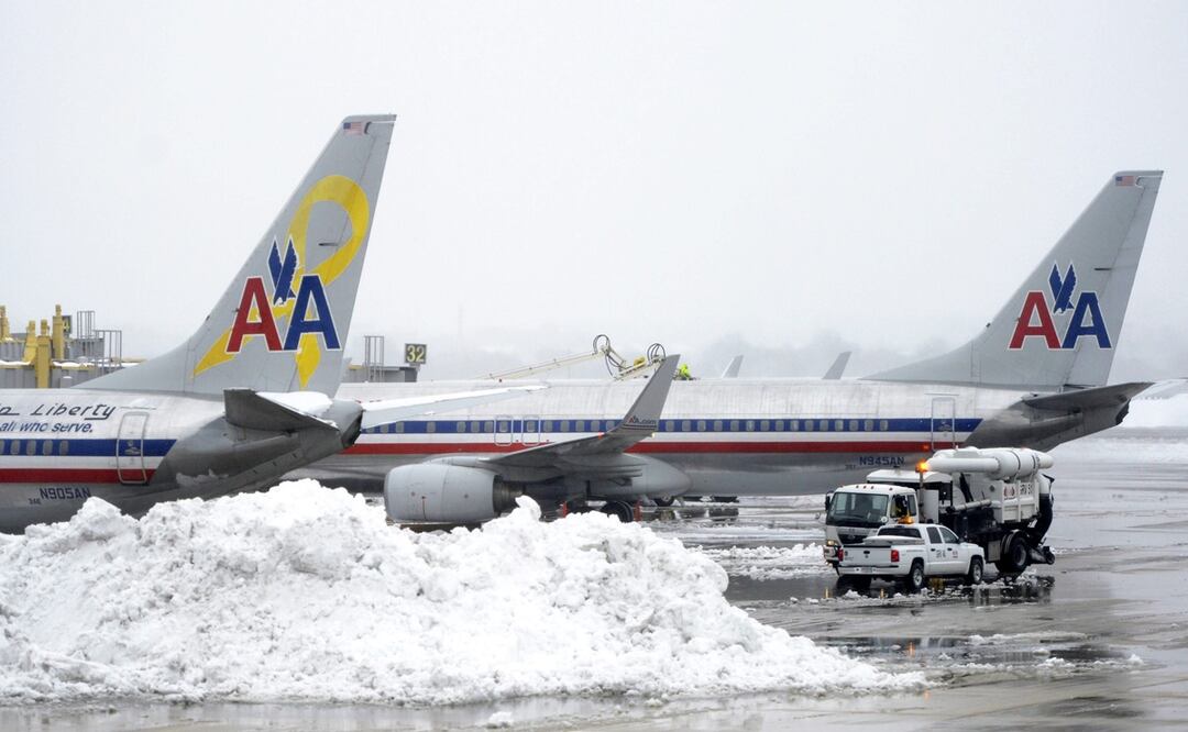 Debido a las fuertes tormentas vendavales y lluvias se han cancelado cerca de 1.690 vuelos. Foto: EFE/Shawn Thew