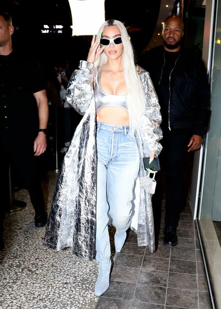 Kim Kardashian se pone un diminuto traje de baño plateado para salir a la calle