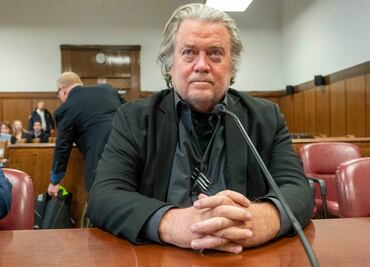 Tribunal ordena a Steve Bannon, aliado de Trump, presentarse en prisión el 1 de julio