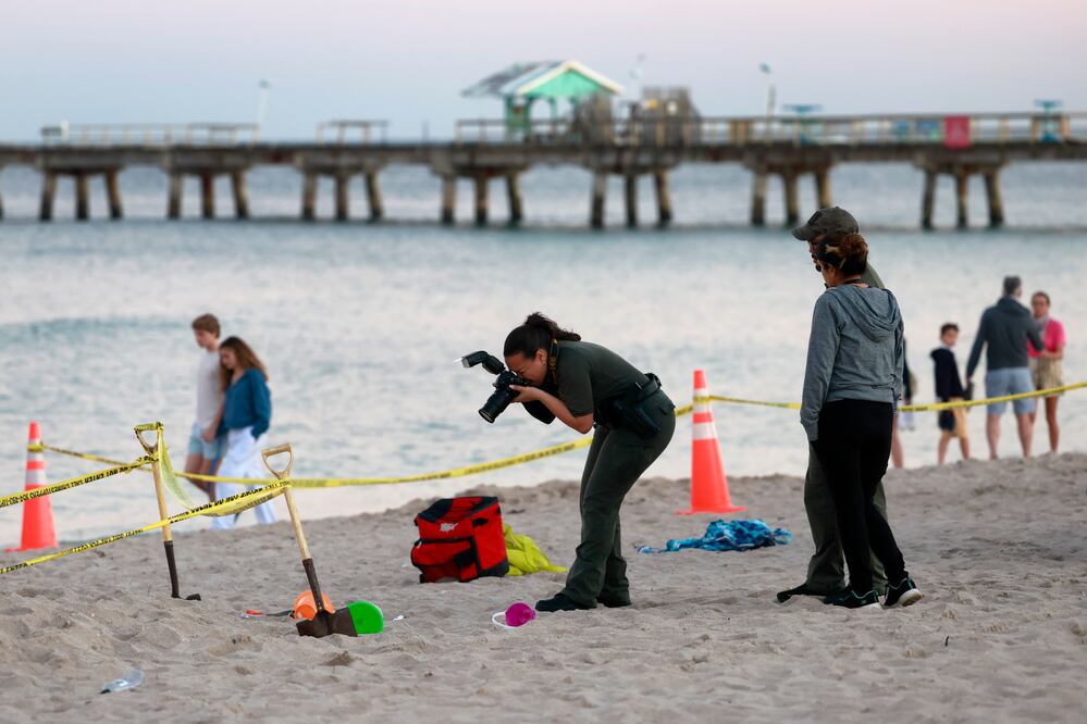 Muere niña de 7 años tras colapso de agujero que cavó en una playa de Florida . (Mike Stocker/South Florida Sun-Sentinel via AP)