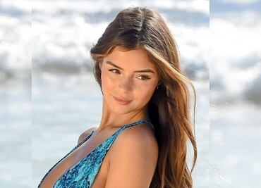 Demi Rose impacta con traje de baño azul en playas de Tulum
