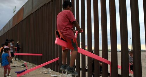 Un sube y baja para unir la frontera entre México y Estados Unidos 