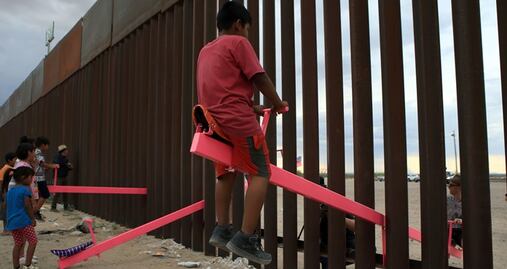 Un sube y baja para unir la frontera entre México y Estados Unidos