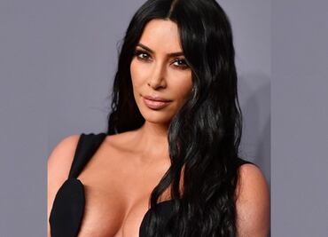 Kim Kardashian presume curvas con look de ‘serpiente’