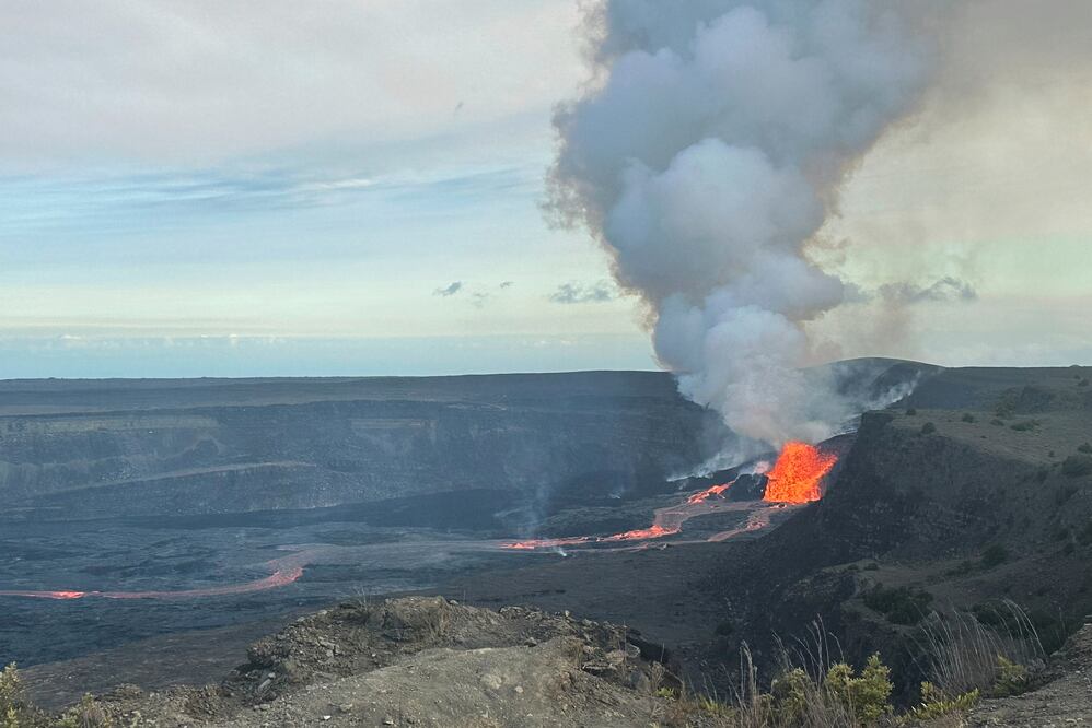 Nueva erupción del volcán Kīlauea: fuentes de lava alcanzan los 90 metros en Hawái. Foto: AP