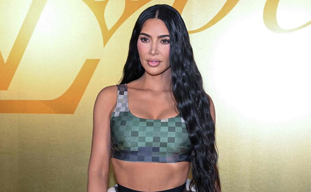 Kim Kardashian sorprendió al lucir un bikini metálico. Foto: AFP