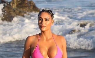 Kim Kardashian impacta con monokini 'imposible' de llevar
