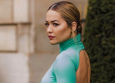Rita Ora destila glamour y elegancia en París con revelador top