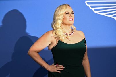 Rebel Wilson y el vestido strapless con el que delineó su figura tras perder 35 kilos