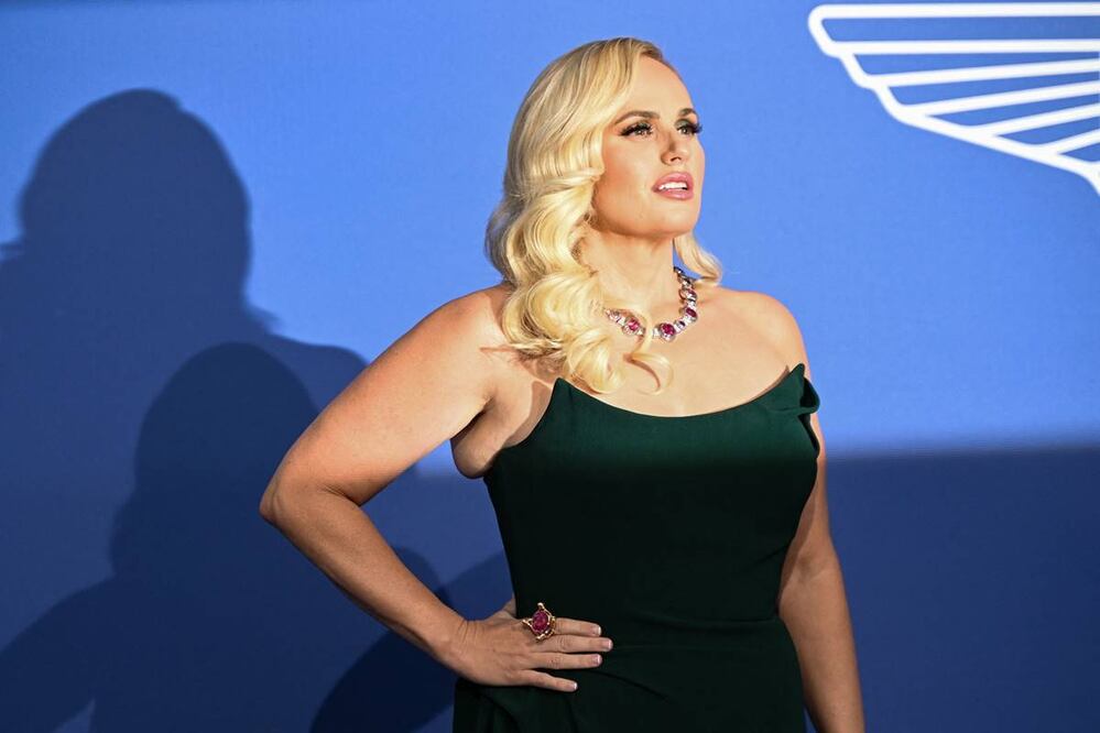 Rebel Wilson al llegar a la gala anual de amfAR en Cannes. Foto: AFP
