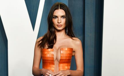 Emily Ratajkowski luce 'escote imposible' en 'after party' de los Oscars 2022