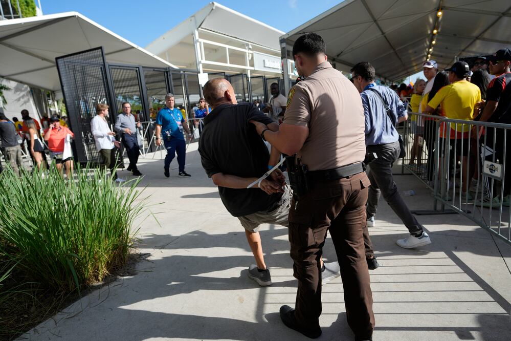 Copa América. 27 arrestos y 55 expulsados tras caos en el estadio Hard Rock de Miami (AP Photo/Lynne Sladky)