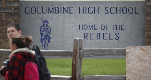 Continúa cierre de escuelas en Denver por mujer armada