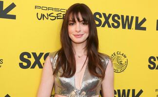 Anne Hathaway presume vestido traslúcido en premiere de ‘WeCrashed’