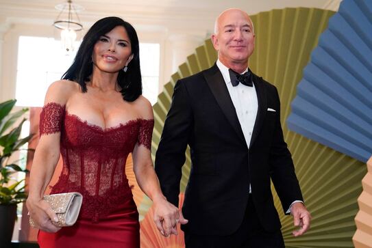Lauren Sánchez se pasea por París con diminuto vestido azul de escote y deslumbra 