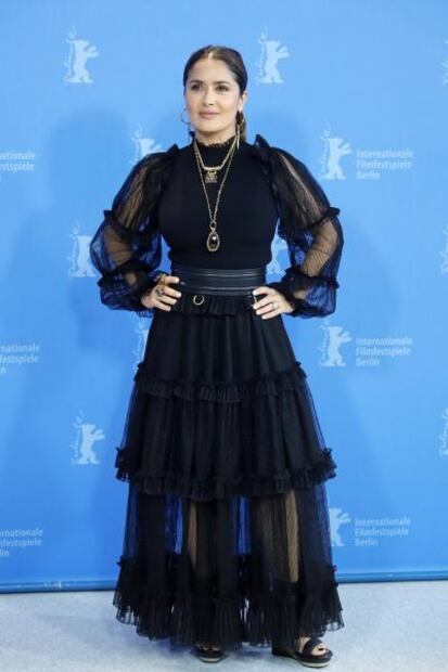 Salma Hayek cautiva con vestido de detalles traslúcidos