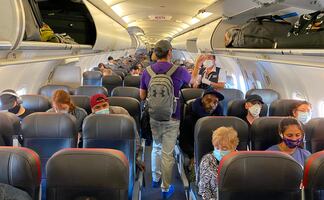 Expulsan de avión a familia de 20 por usar cubrebocas incorrectamente 