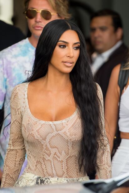Kim Kardashian deslumbra con braless en blusa semitransparente