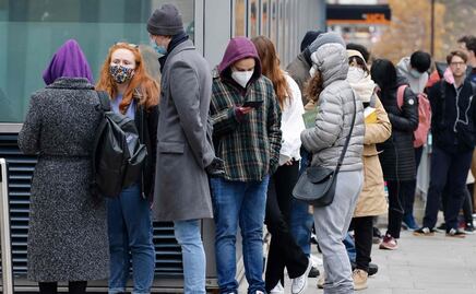 Reino Unido afronta tsunami por ómicron; más de 90 mil nuevos casos en un día