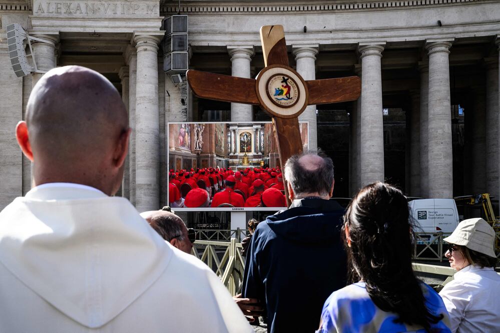 Cardenales rezan juntos en la Capilla Sixtina antes de iniciar el cónclave. Foto: AFP