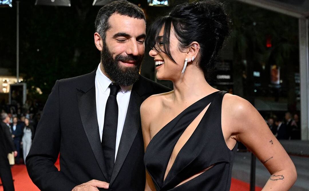Dua Lipa junto a Romain Gavras en el Festival de Cannes. Foto: AFP.