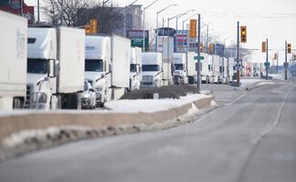 Los antivacunas canadienses bloquean el principal cruce fronterizo con EU