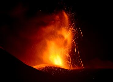 Erupción del volcán Etna obliga a suspensión de vuelos; elevan alerta por otro volcán, el Stromboli