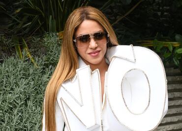 Shakira conquista corazones en París con elegante atuendo 'total white'