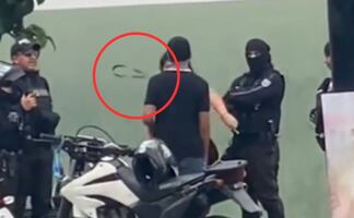 Madre azota a su hijo por malas calificaciones y policías ¡la apoyan! VIRAL