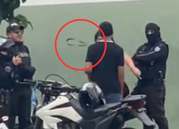 Madre azota a su hijo por malas calificaciones y policías ¡la apoyan! VIRAL
