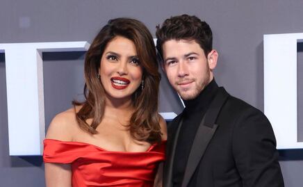 Priyanka Chopra deslumbra con vestido rojo al estilo “Mujer Bonita” en Londres