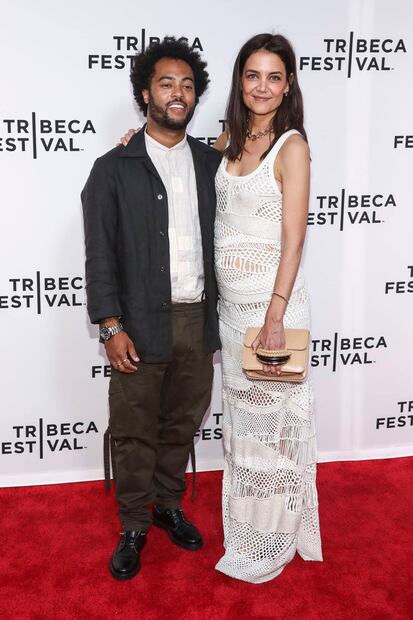 Katie Holmes se luce con vestido crochet y nuevo novio en Tribeca