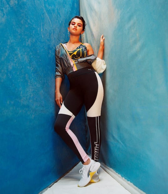 Selena Gomez presume silueta con leggings